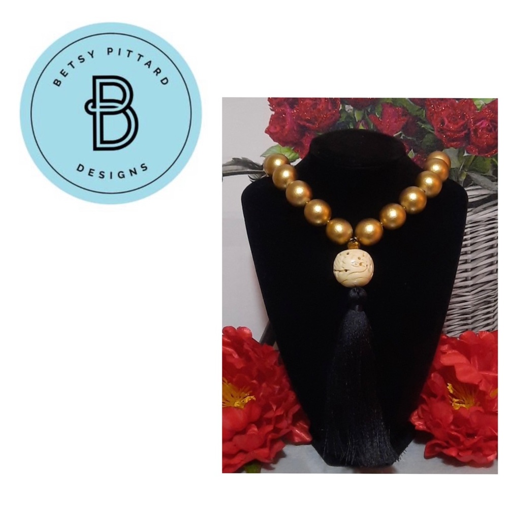 Thick Pearl Beaded Necklace